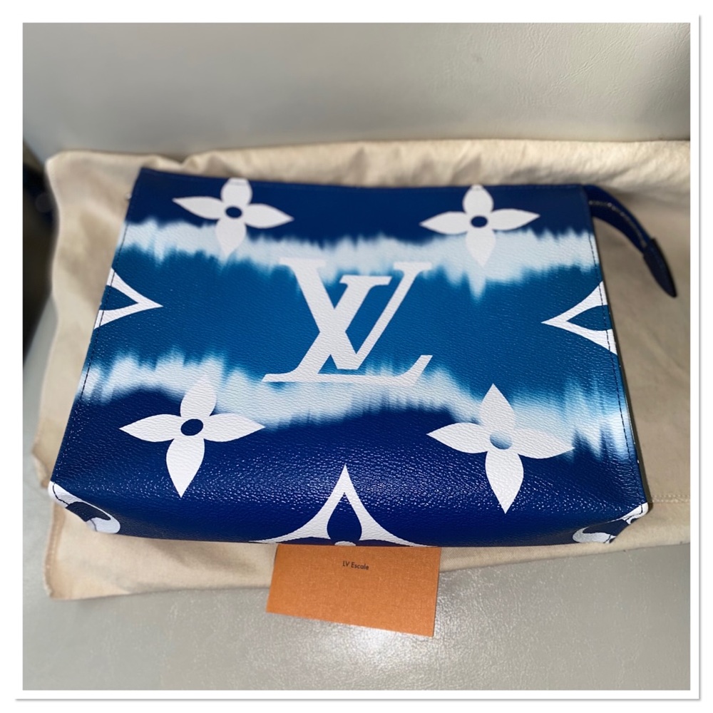 💙🦋 Louis Vuitton Limited Edition Summer Escale Toiletry 26